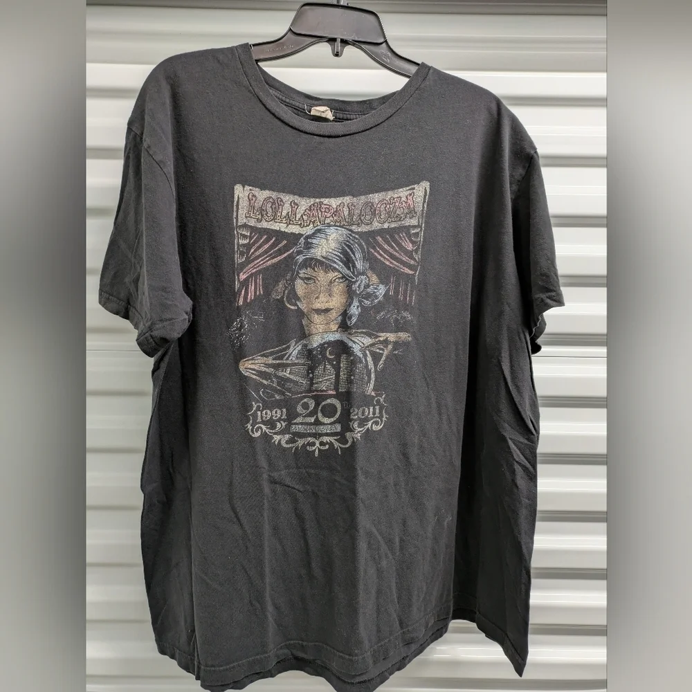 Hanes Lollapalooza Black Graphic Tee with Vintage Design Size 2XL